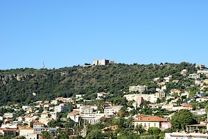 Zoom sur le fort du mont Alban