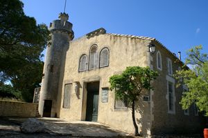 Bâtiment au bout de l'allée principale
