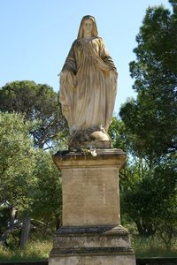 Statue de la vierge Marie située au bout de l'allée