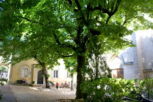 Place devant l'église abbatiale