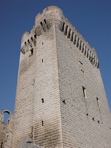 Au pied de la tour de l'Abbé