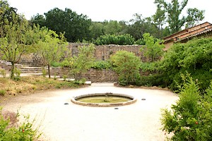 Fontaine derrière l’entrée de l’abbaye