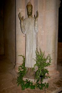 Intérieur : Statue à proximité du choeur