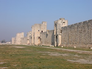 Remparts face à l’Etang de la Ville