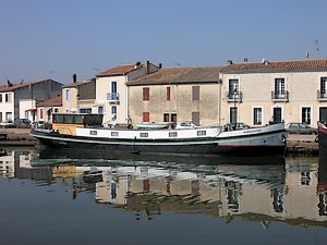 Une péniche au bord du chenal