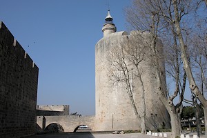 Retour au pied de la Tour de Constance