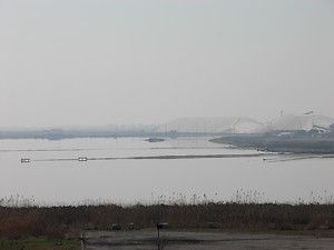 Léger aperçu des salins à l’horizon