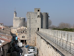 Porte de la Gardette et Tour de Constance à l'horizon