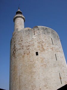 Au pied de la tour de Constance