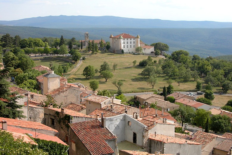 Le village avec un léger aperçu du château