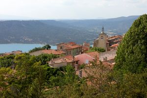 Un village dominant le lac de Sainte-Croix