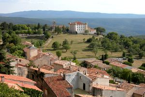 Le village avec un léger aperçu du château