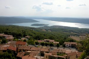 Lac de Sainte-Croix à l’horizon