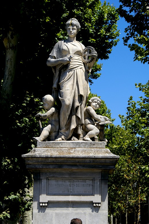 Aix-en-Provence (Bouches-du-Rhône) - Statue à l'entrée ouest de la longue place