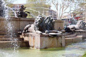 Zoom sur 2 des 12 lions en bronze