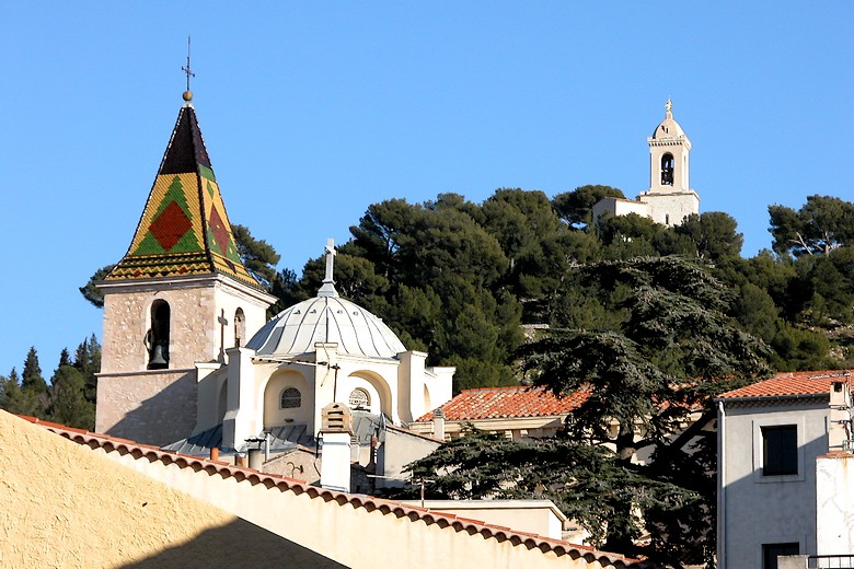 Clocher de l'église avec vue sur Notre-Dame-du-Château