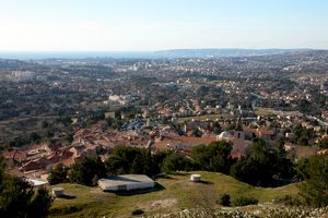 Point de vue sur le village et aperçu de la ville de Marseille à l'horizon