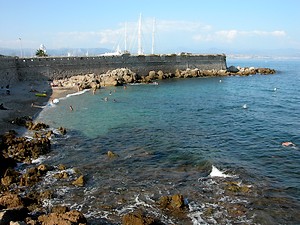 Un plage à proximité du port