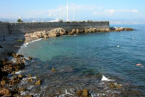 Un plage à proximité du port