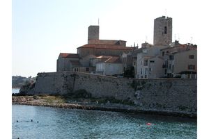 Zoom sur la Vieille Ville depuis la place de la Gravette