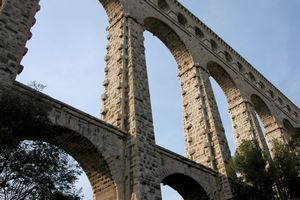 Au pied de l'aqueduc