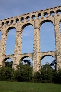 Au pied de l'aqueduc