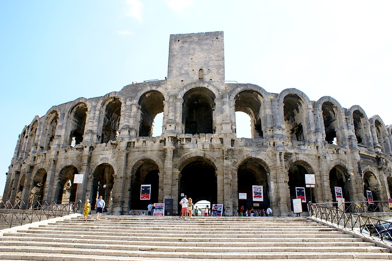 Arles (Bouches-du-Rhône) - Au pied des Arènes