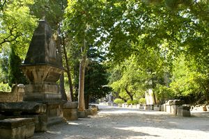 Allée des sarcophages