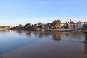 La ville au bord du Rhône