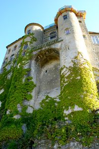 Derrière le château