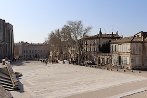 Face à la Place du Palais