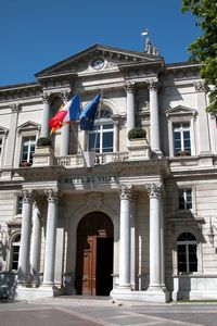 Hôtel de ville face à la place de l'Horloge