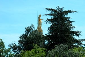 Statue de la vierge dominant la Cathédrale Notre-Dame-des-Doms