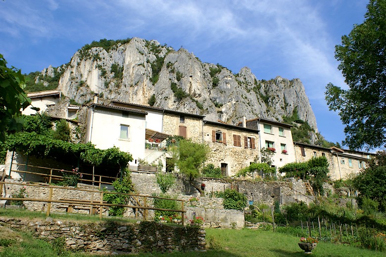 Barbières (Drôme) - Le village dominé par un rocher