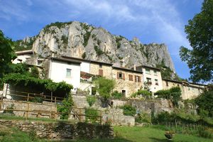 Le village dominé par un rocher