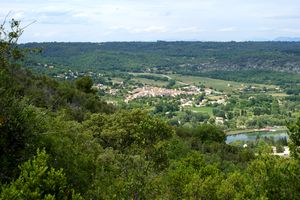 Zoom sur le village de Quinson