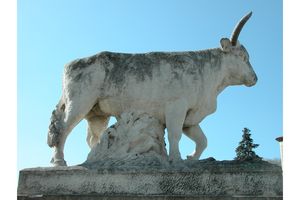 Une statue de taureau