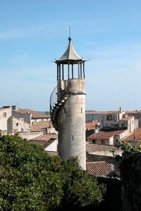 Tour située au pied du château