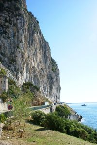 Rocher dominant la route de Monaco