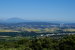 Mont Ventoux à l’horizon et aperçu de la centrale nucléaire du Tricastin