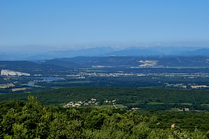 Aperçu du champ d'éoliennes derrière Donzère