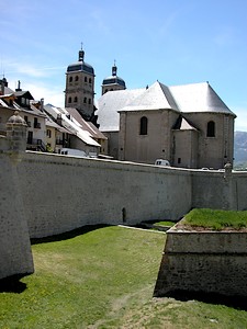 Ville Haute : remparts et collégiale Notre-Dame