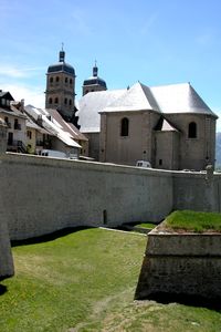 Ville Haute : remparts et collégiale Notre-Dame
