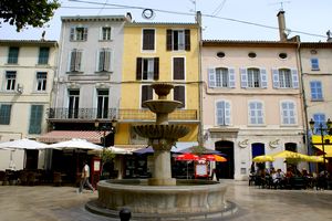 Fontaine sur la place Caramy