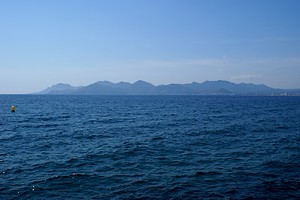 Massif de l’Esterel à l’horizon
