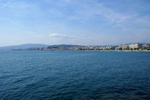 La ville de Cannes à l'horizon