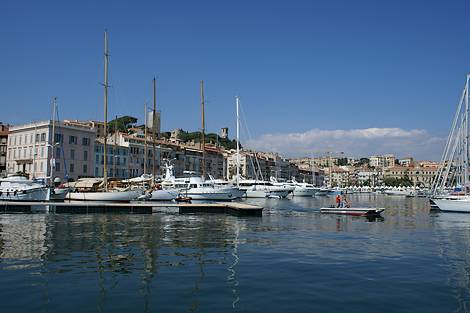 Au port (Cannes I) avec vue en direction du Suquet (Alpes Maritimes)