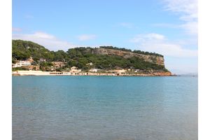 Un rocher à l'horizon