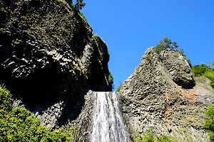 Rochers dominant la cascade principale