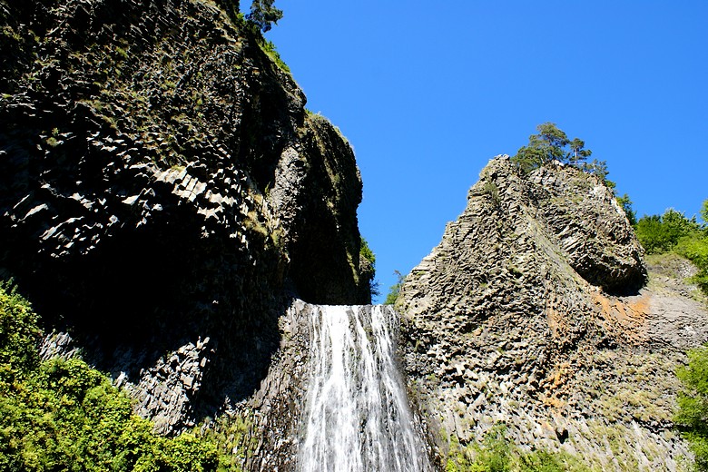 Rochers dominant la cascade principale